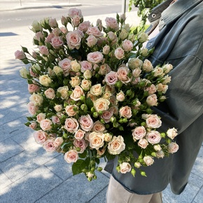 Букет из 31 кустовой розы микс (70 см) в Зарайске