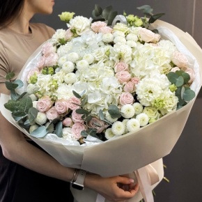 Букет "Пастелла" из кустовых пионовидных роз, Голландской Гортензии, эустомы, хризантемы Ньютон и эвкалипта в Зарайске
