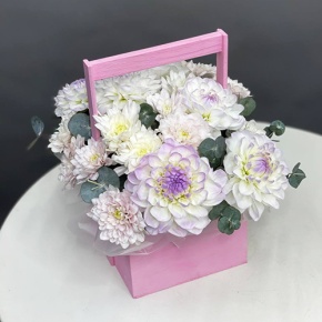 Композиция в ящике из георгин и хризантем в Зарайске