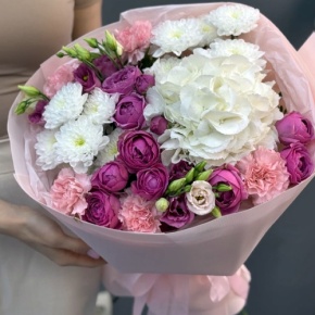 Букет "Вуаль" из хризантемы, кустовых пионовидных роз Мисти Баблз, диантусов, Голландской гортензии и эустом в Зарайске