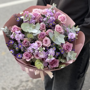 Букет "Хрустальный" из роз, астера и ароматных маттиол в Зарайске