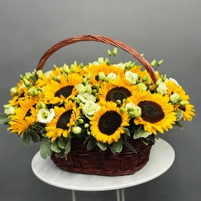 Композиция в корзине из подсолнухов, эустом и питаспорума в Зарайске