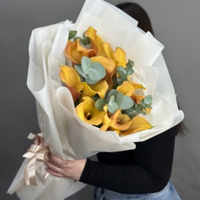 Букет из 17 оранжевых калл с эвкалиптом в Зарайске