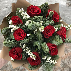 Букет из роз и лапника в Зарайске