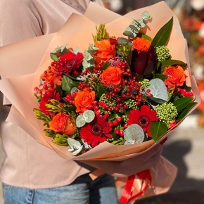 Букет "На заре" из роз, калины, скиммии, гиперикума, сафари, гербер и капса в Зарайске