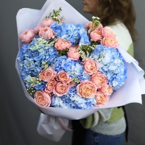 Букет "Тону в твоих глазах" из кустовых пионовидных роз Джульетта, хамелациума и гортензий в Зарайске