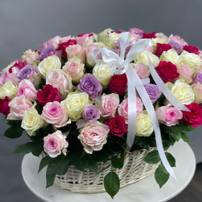 Композиция в корзине из 101 розы микс в Зарайске