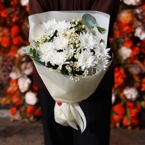 Букет "Маленькая радость" из хризантем, гиперикума и ромашек в Зарайске