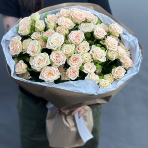 Нежный букет из 17 кремовых кустовых роз (60 см) в Зарайске