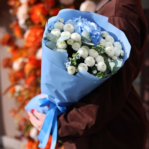 Букет "Белое небо" из хризантем Ньютон, оксипеталума и гортензии в Зарайске