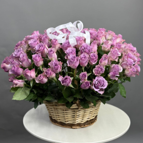 Композиция в корзине из 131 кенийской розы (40 см) в Зарайске