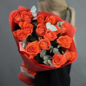 Букет из 15 морковных роз с эвкалиптом (70 см) в Зарайске