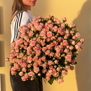 Букет из 39 нежных кустовых роз (70 см) в Зарайске