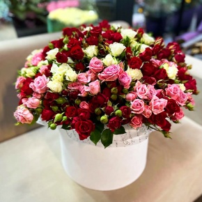 Композиция в шляпной коробке из 101 кустовой розы микс (50 см) в Зарайске