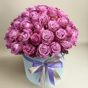 Композиция в шляпной коробке из 51 розы Меритим в Зарайске