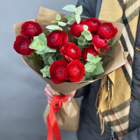 Букет из 11 ранункулюсов и эвкалипта в Зарайске