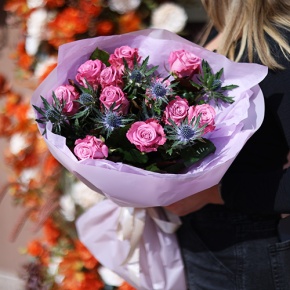 Букет "Базилио" из роз Меритим и веточек эрингиума в Зарайске