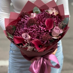 Букет "Импульс" из скиммии, калл, роз и хризантем Бигоуди в Зарайске