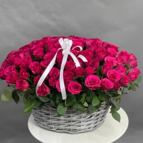 Композиция в корзине из 101 малиновой розы (40 см) в Зарайске