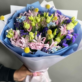 Букет "Загадка вечности" из гиацинтов, нерине, тюльпанов и оксипеталума в Зарайске