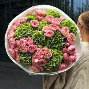 Букет "Фреш леди" из Голландских гортензий и пионовидных кустовых роз Джульетта в Зарайске