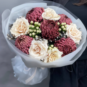 Букет "Всё что тебе касается" из хризантем Бигоуди, роз Эквадор Квиксенд и гиперикума в Зарайске