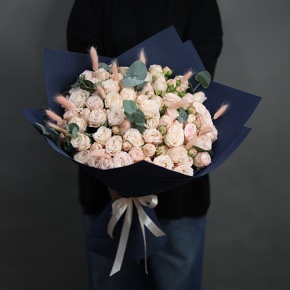 Букет "Вумен" из кустовых роз пионовидных роз Бомбастик, эвкалипта и лагуруса в Зарайске
