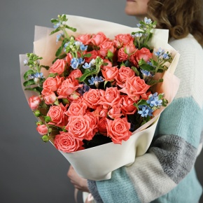 Букет "Фортуна" из коралловых роз и оксипеталума в Зарайске