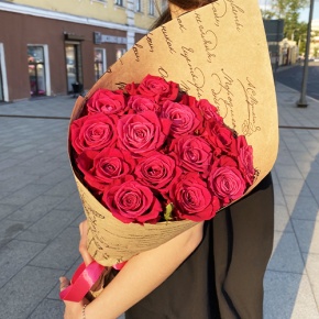 Букет из 15 роз Шангрила в крафте (60 см) в Зарайске
