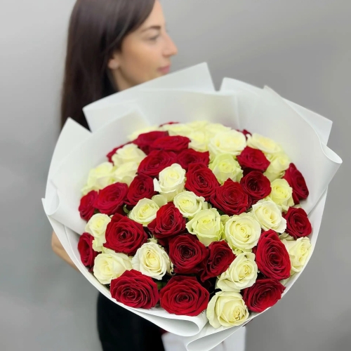 Букет из 51 красно-белой розы 70 см в Зарайске