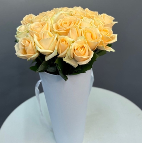 25 кремовых роз в конусе в Зарайске