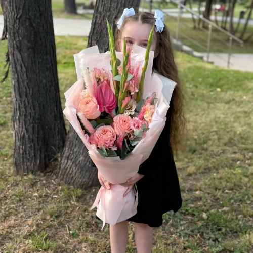Букет на 1 сентября с гладиолусами, розами и антуриумом в Зарайске