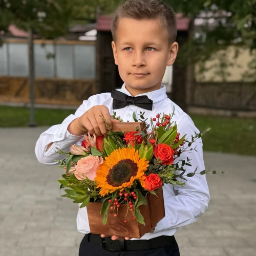 Деревянный ящик с подсолнухом, розами и калиной в Зарайске