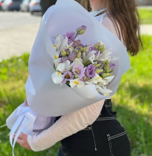 Букет "Вива ла дива" из эустом и ирисов в Зарайске
