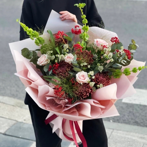 Букет "Вернисаж" из калины, хризантем Бигоуди, молюцеллы, паникума, роз и астранции в Зарайске