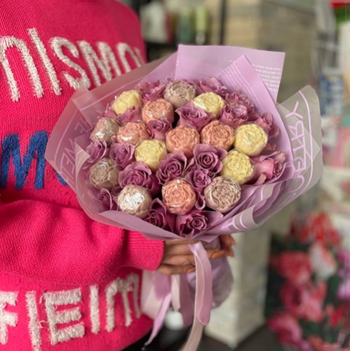 Букет из роз и шоколадных пионов в Зарайске