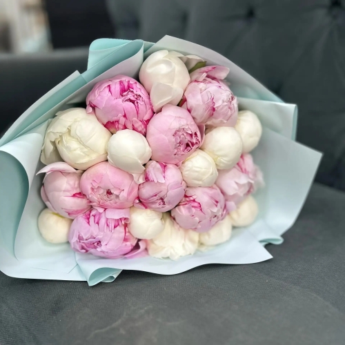 Микс из 19 бело-розовых пионов в Зарайске