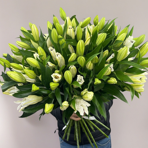 Объемный букет из 27 ароматных белых лилий в Зарайске