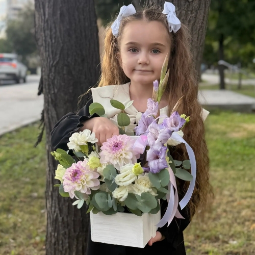 Композиция с георгинами на 1 сентября в белом ящике в Зарайске