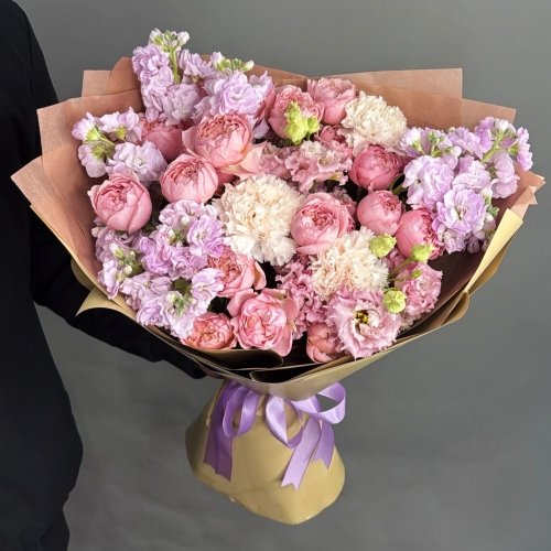 Букет "Амели" из ароматных маттиол, пионовидных кустовых роз Джульетта  эустом и диантусов в Зарайске