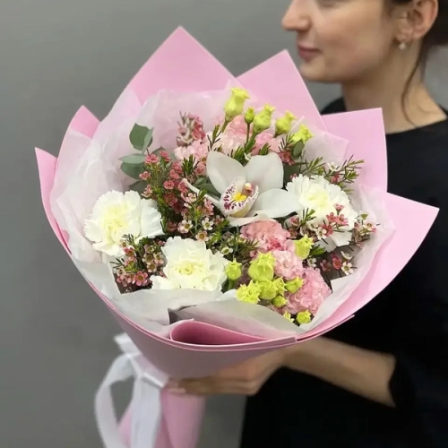 Букет с королевской орхидеей, диантусами, эустомой и шамелациумом в Зарайске