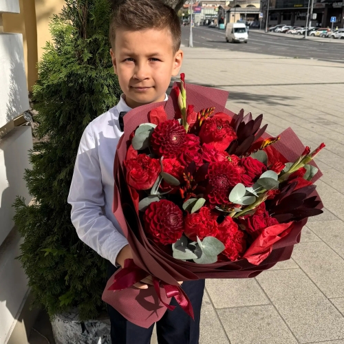 Букет с георгинами, розами и леукадендроном в Зарайске