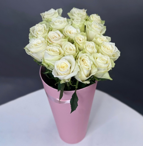 19 белых роз Кения в конусе в Зарайске