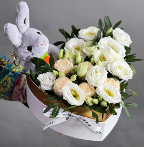 Композиция в коробке сердца из шоколадных пионов и эустом в Зарайске