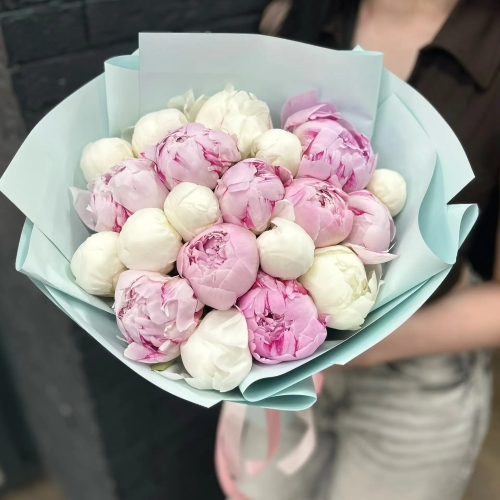 Микс из 19 бело-розовых пионов в Зарайске